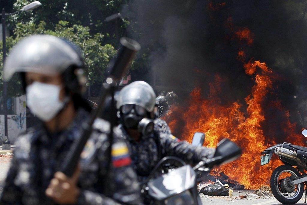 L'incubo della violenza in Venezuela (Ansa)