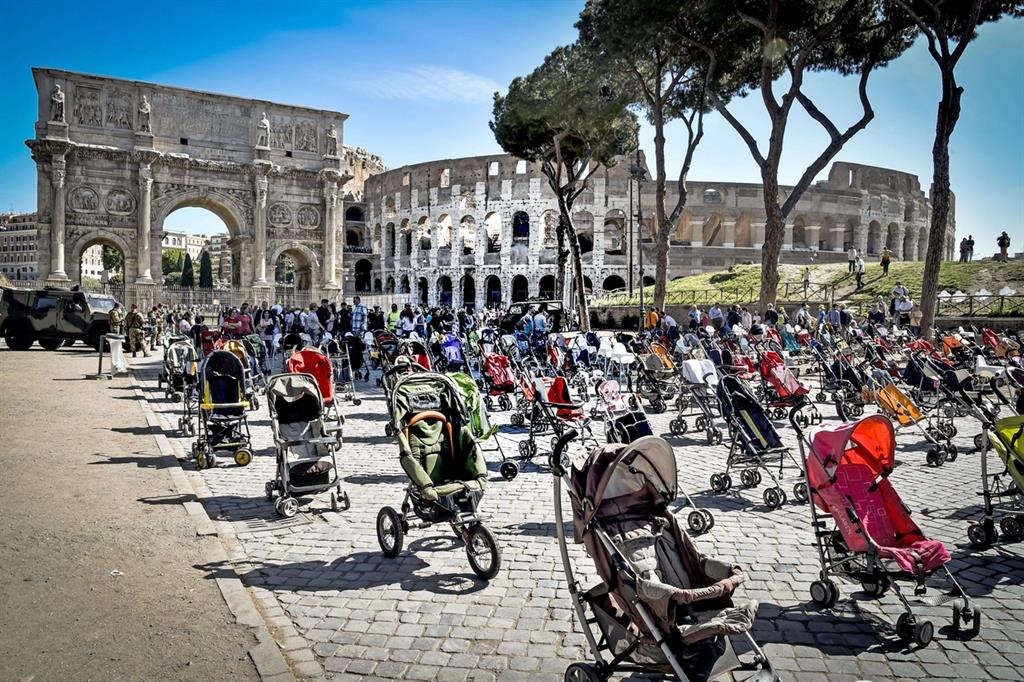 La manifestazione dei passeggini vuoti al Colosseo