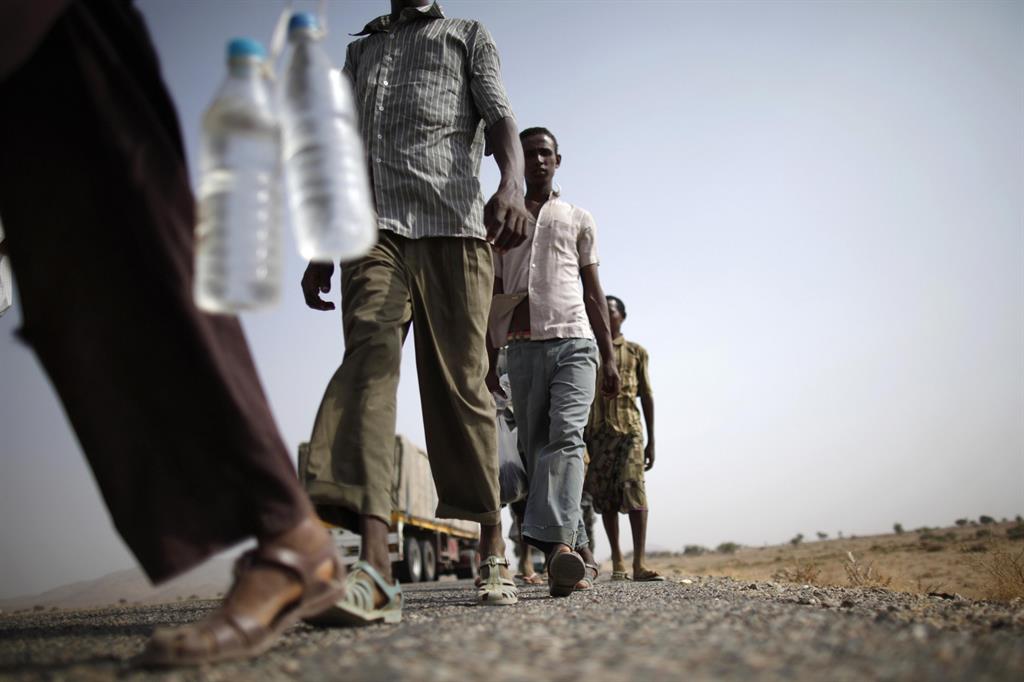 Immigrati africani in Yemen, in una foto di repertorio (Reuters)