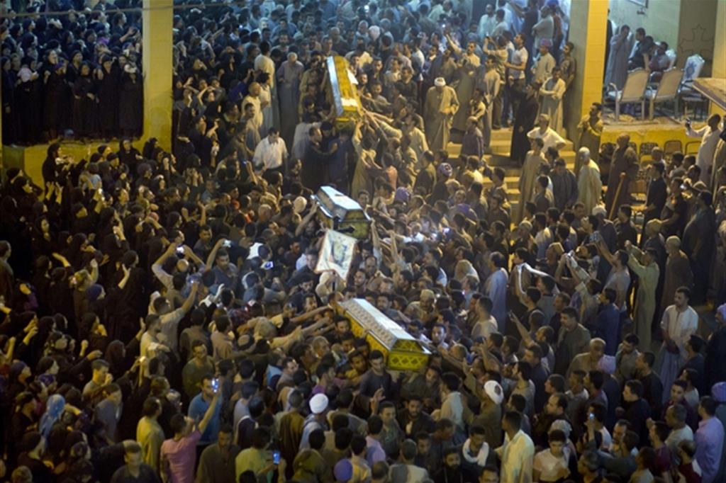I funerali di alcune delle vittime dell'aggiato nella Cattedrale di Abu Garnous a Minya (Ansa/Ap)