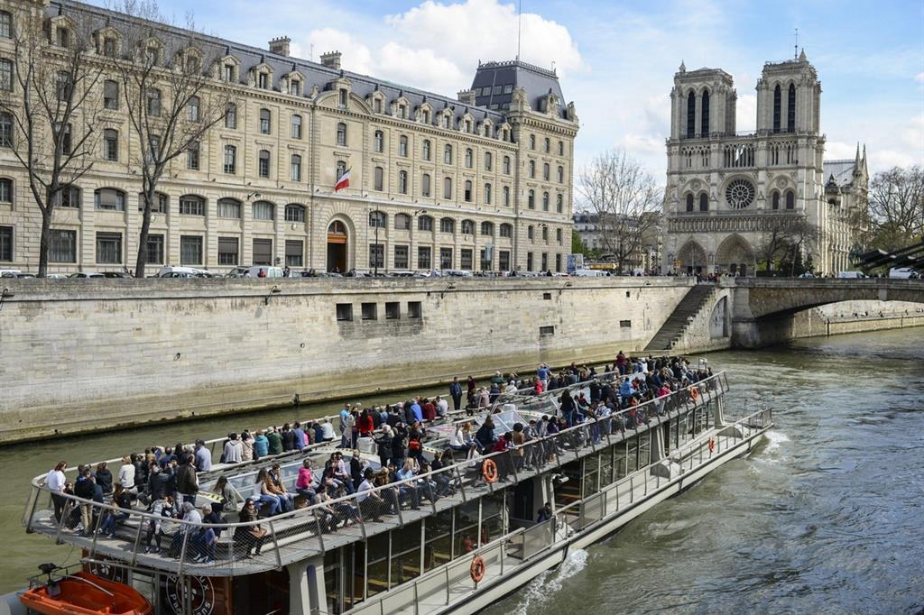 Ogni anno fino a 14 milioni di persone visitano il simbolo di Parigi del XII secolo su un'isola nel fiume Senna. L'edificio è stato costruito circa 850 anni fa, ma l'inquinamento e le intemperie hanno provocato lo sgretolamento di molte parti delle parti esterne della Cattedrale, in particolare le gargolle e gli archi gotici. - 