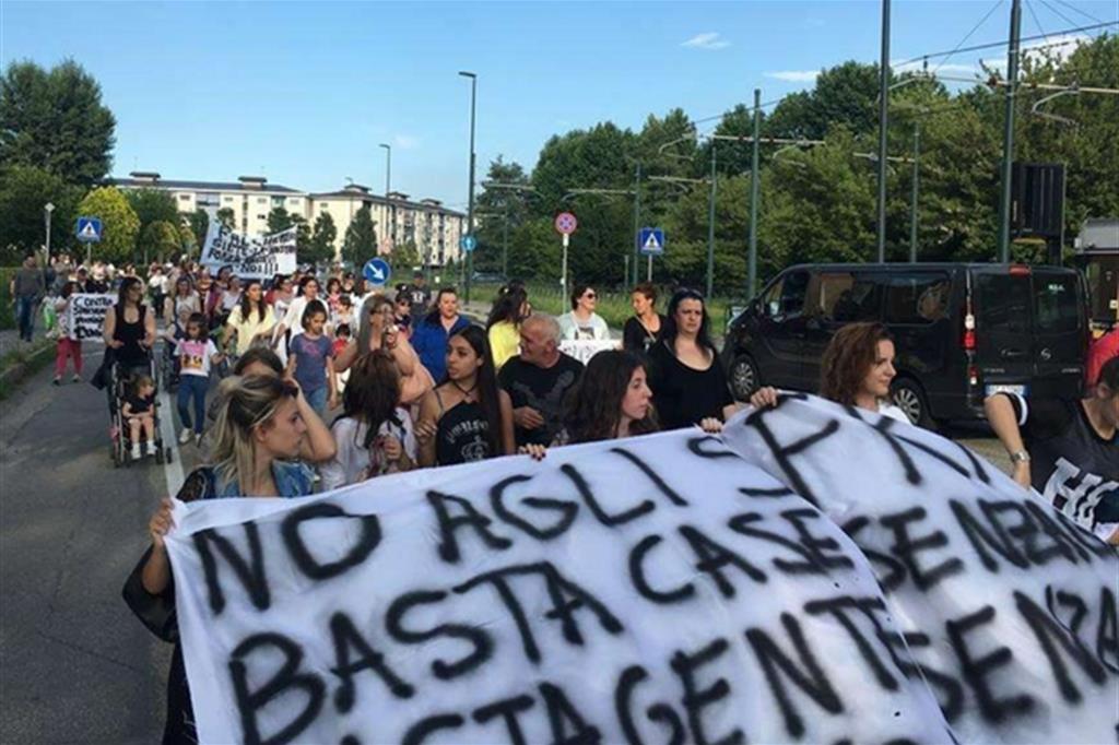 Manifestazione per il diritto alla casa in una città italiana