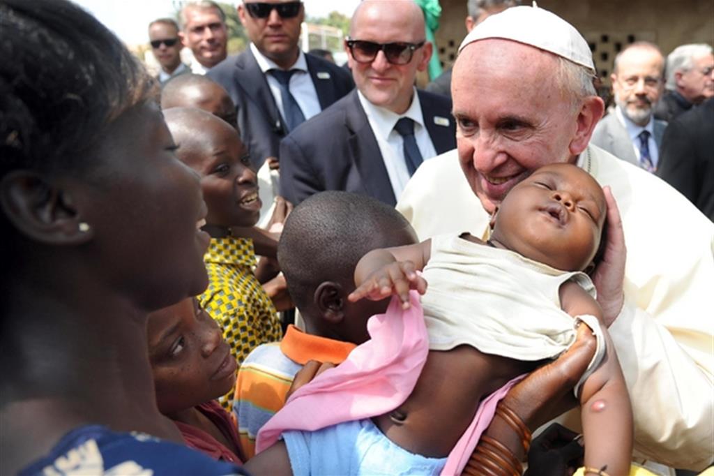 La visita di papa Francesco a Bangui: in Centrafrica, nel novembre 2015, il pontefice aveva invocato la pace (Ansa)