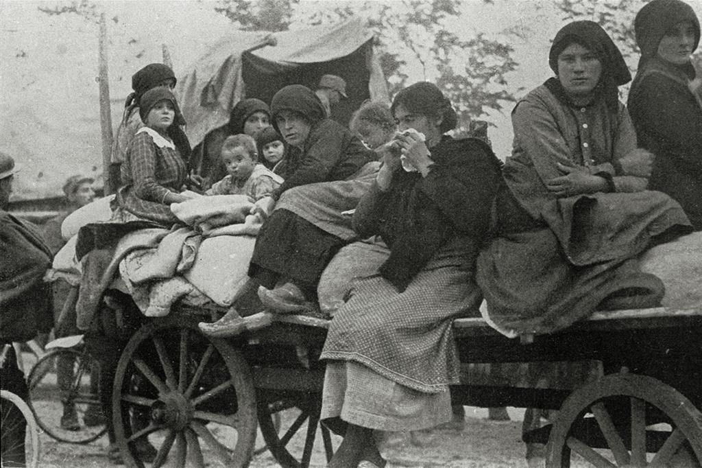 Donne e bambini in fuga dai territori occupati dagli austriaci dopo la disfatta di Caporetto, novembre 1917