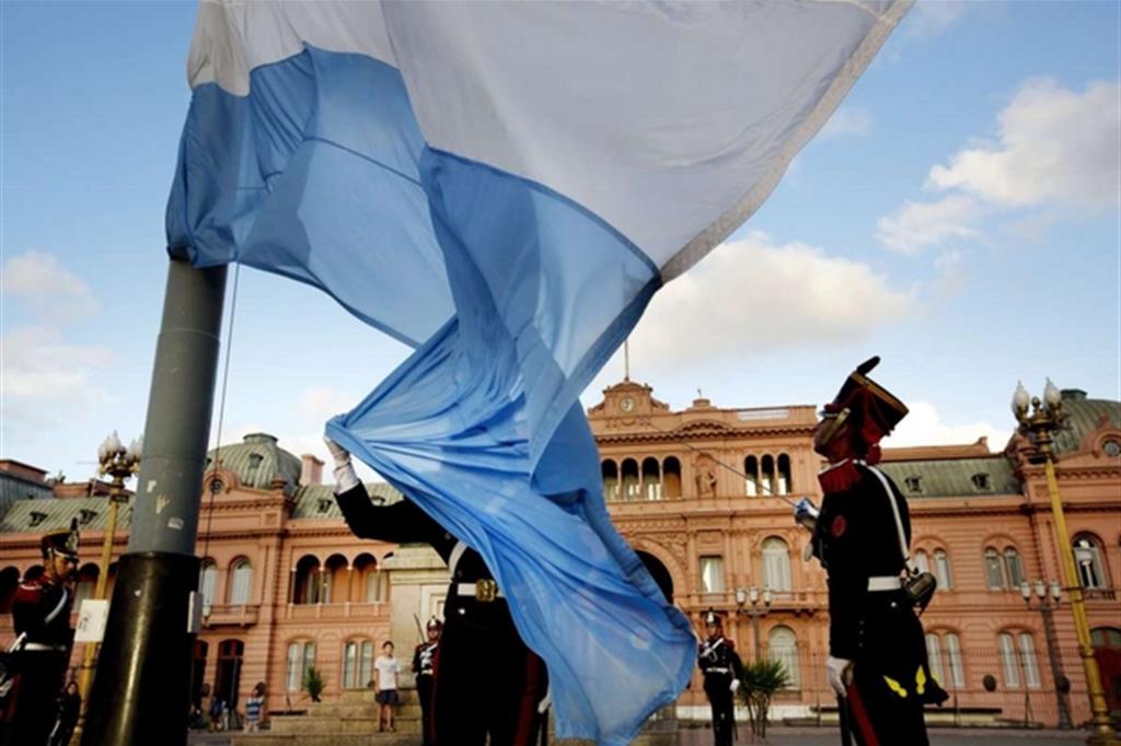 La bandiera argentina sventola davanti alla Casa Rosada, in plaza de Mayo