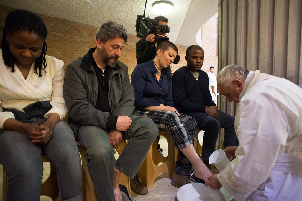 Papa Francesco mentre lava i piedi ai detenuti del carcere romano di Rebibbia nel Giovedì Santo del 2015