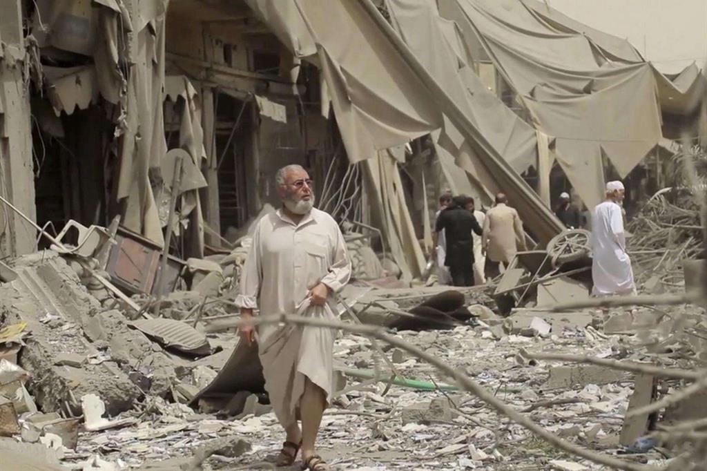 I resti di alcuni edifici distrutti dai raid a Raqqa (Ansa)