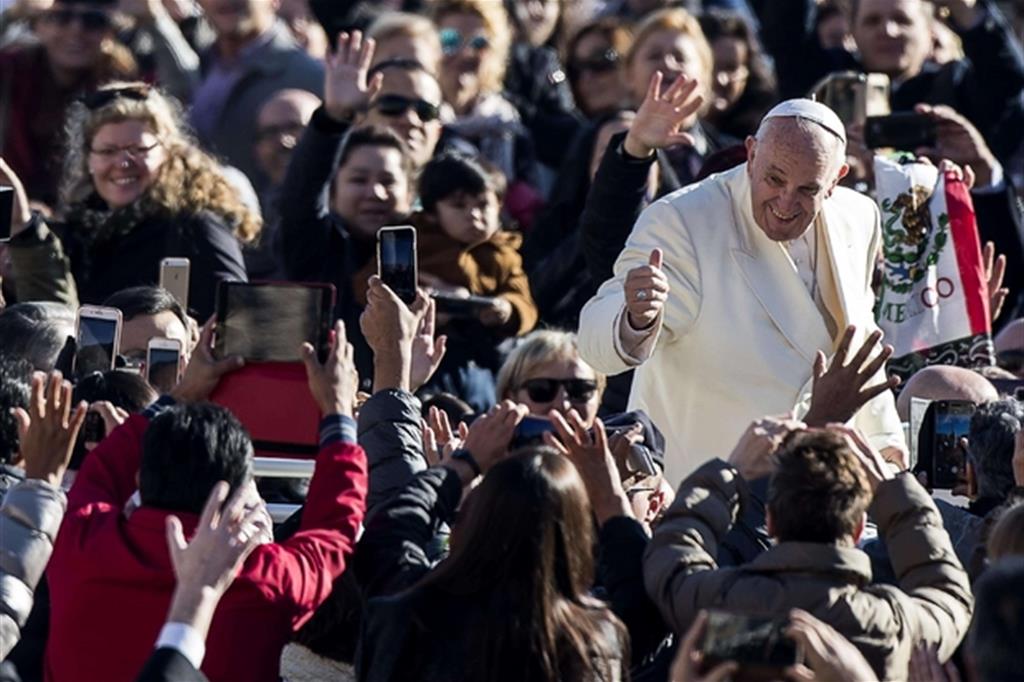 Papa Francesco: a Messa in alto i nostri cuori, non i nostri telefonini