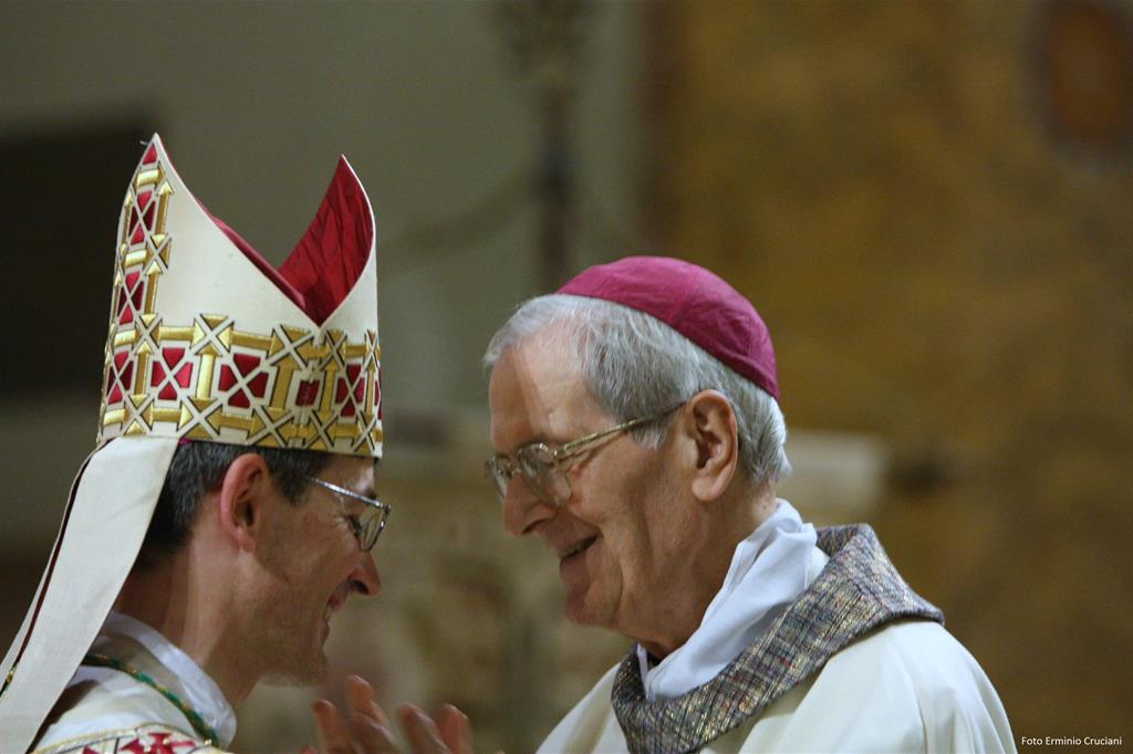 Da sinistra il vescovo di Foligno Gualtiero Sigismondi e il suo predecessore il vescovo emerito Giovanni Benedetti (foto Erminio Cruciani)