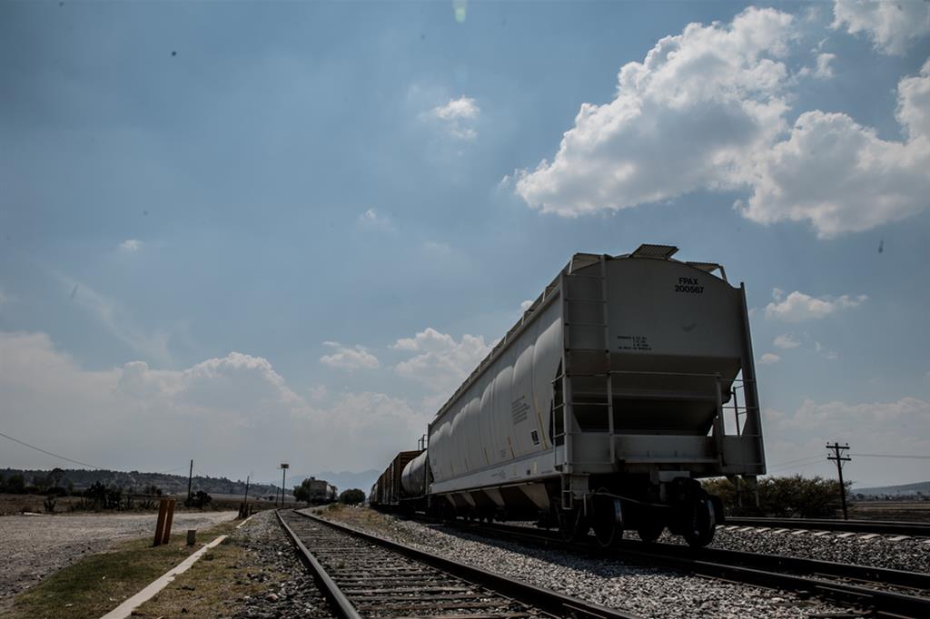 Per lunghi tratti, i centroamericani viaggiano aggrappati sul tetto del treno merci La Bestia, Msf - 