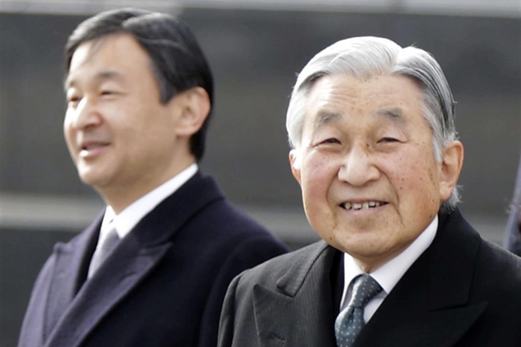 L'imperatore Akihito (a destra) e l'erede al trono, il principe Naruhito (ANsa/Ap)