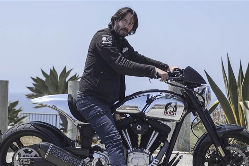 L'attore Keanu Reeves in sella ad una moto ARCH Motorcycle Company, l'azienda da lui fondata