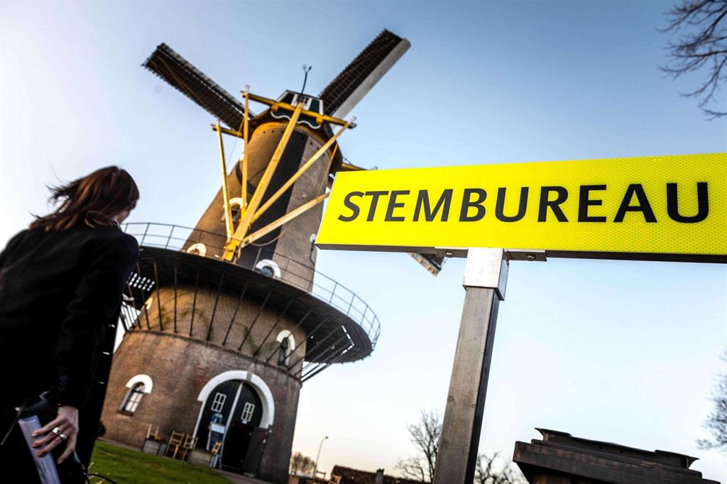 Un mulino a vento adibito a seggio elettorale a Oisterwijk, nell'Olanda centromeridionale. L'affluenza al voto è stata del 78% (Ansa)