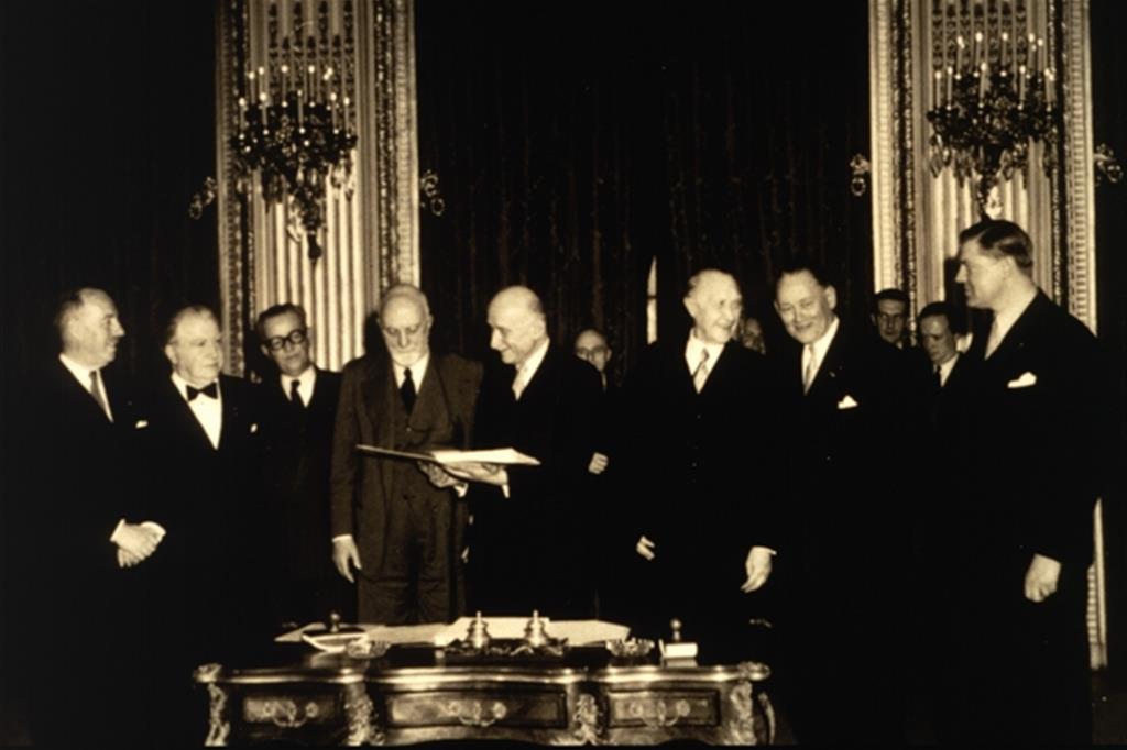 La firma del Trattato di Parigi che nel 1951 costituì la Ceca
