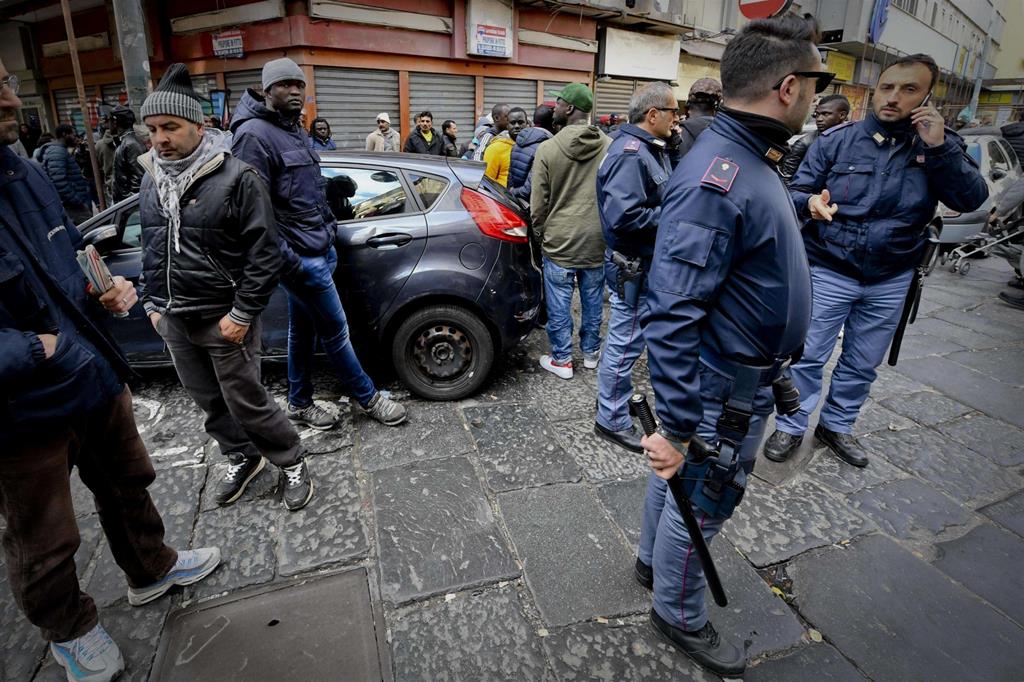 Napoli, forze dell'ordine sul luogo in cui una bimba fu ferita accidentalmente durante una sparatoria il 4 gennaio (Ansa)