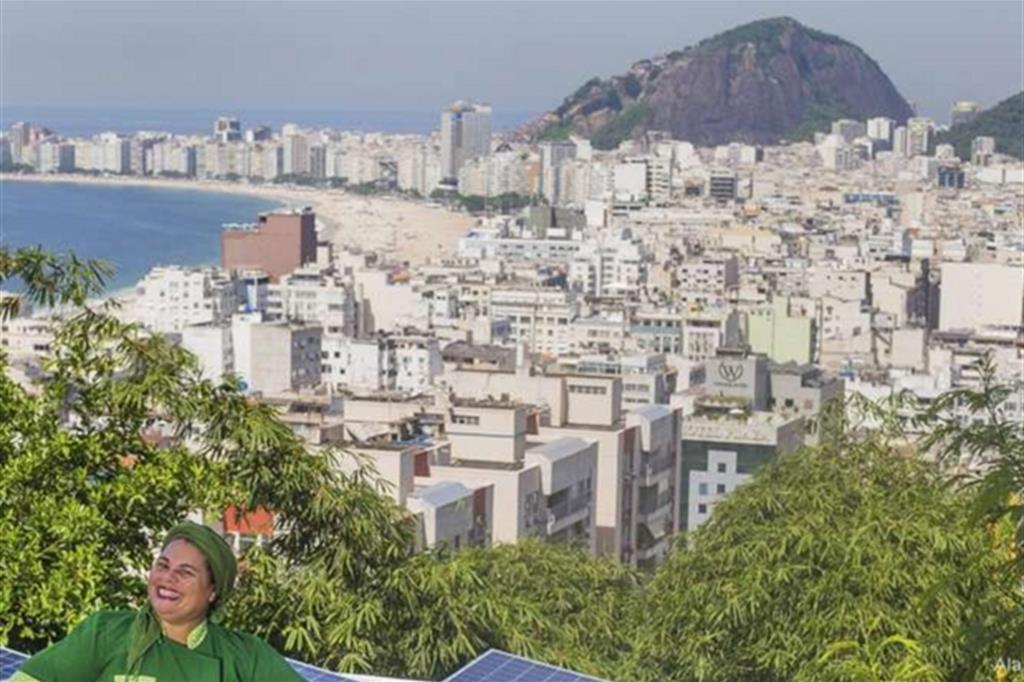Regina Tchelly domina il panorama di Rio de Janeiro