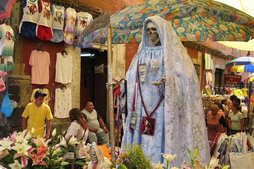 Narcos, un altare su cui svetta la statua della “Santa Muerte”