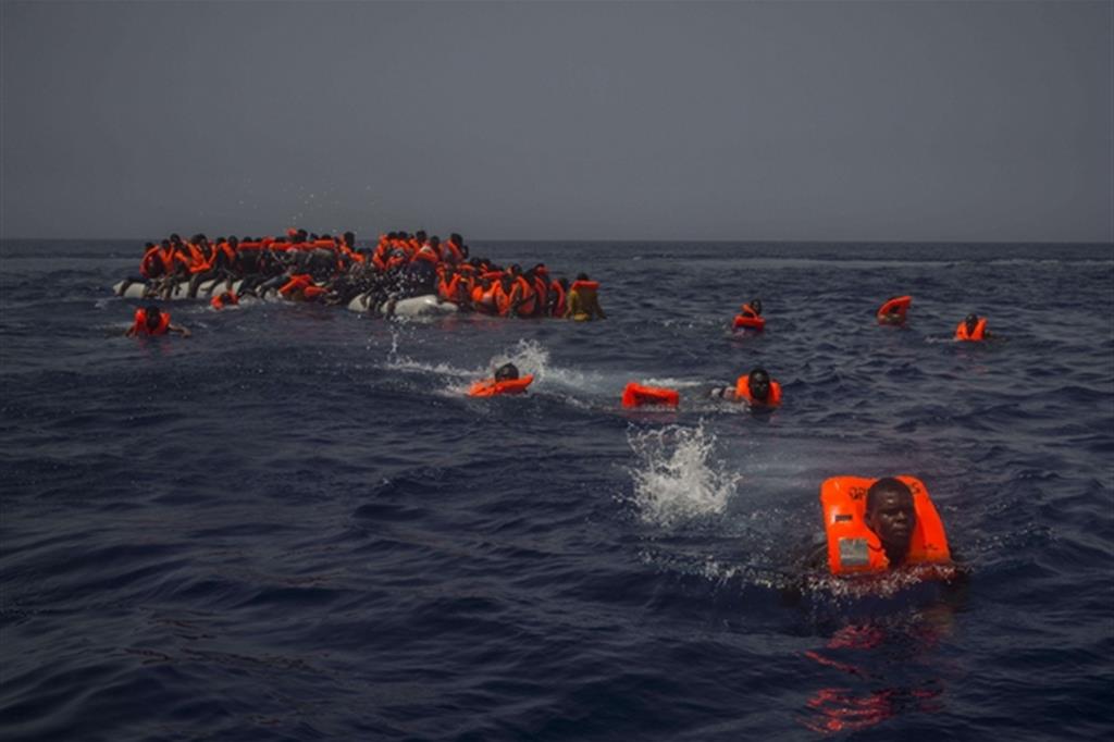 Mattarella richiama l'Europa: «Sui migranti basta battute» 