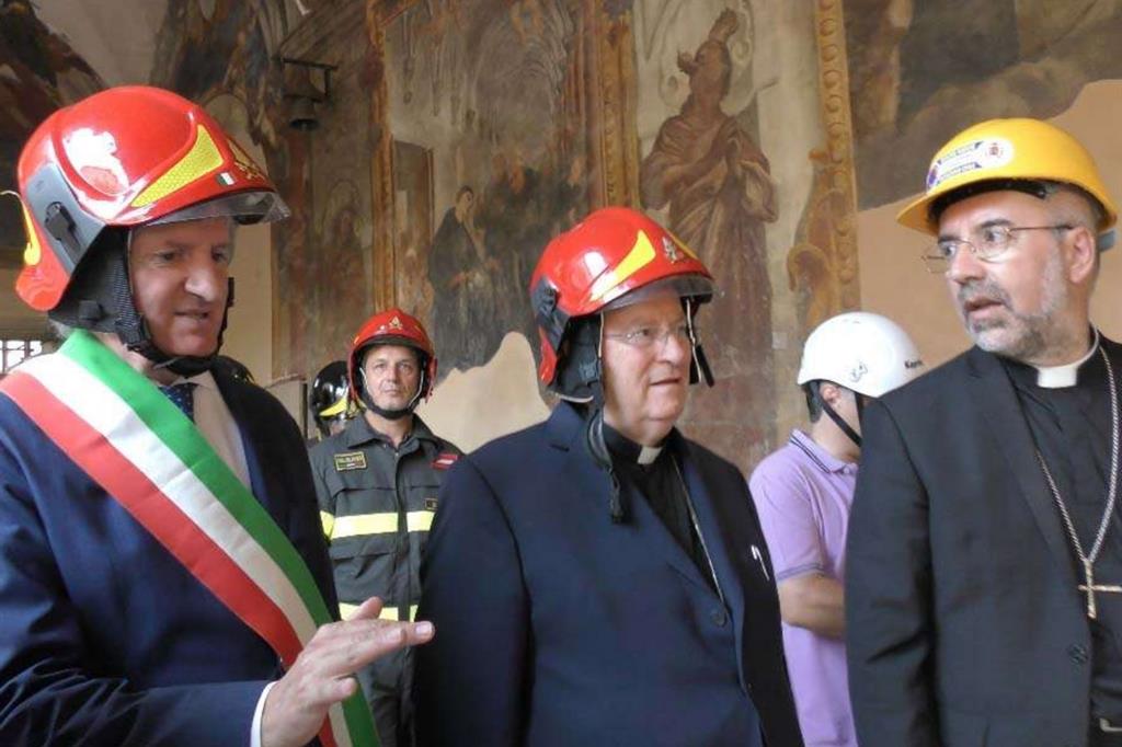 Il cardinale Bassetti con il sindaco di Tolentino Giuseppe Pezzanesi e il vescovo Nazareno Marconi nella basilica di San Nicola