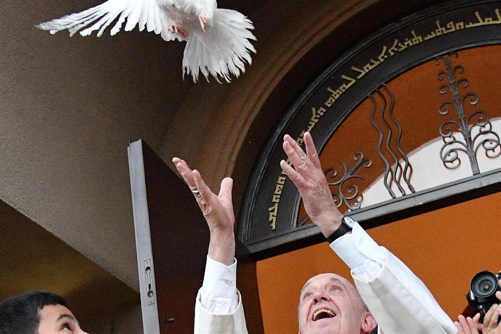 Foto Ansa: Papa Francesco lancia la colomba della pace il 30 settembre 2016