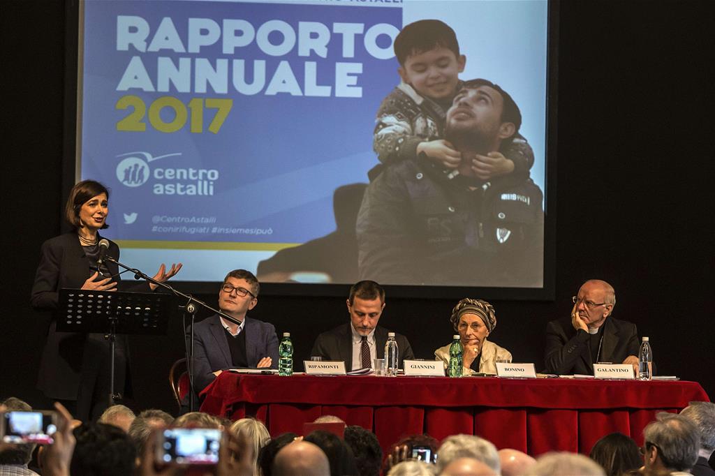 Il tavolo dei relatori: Boldrini, padre Ripamonti, il moderatore Giannini, Bonino e monsignor Galantino (foto Siciliani)