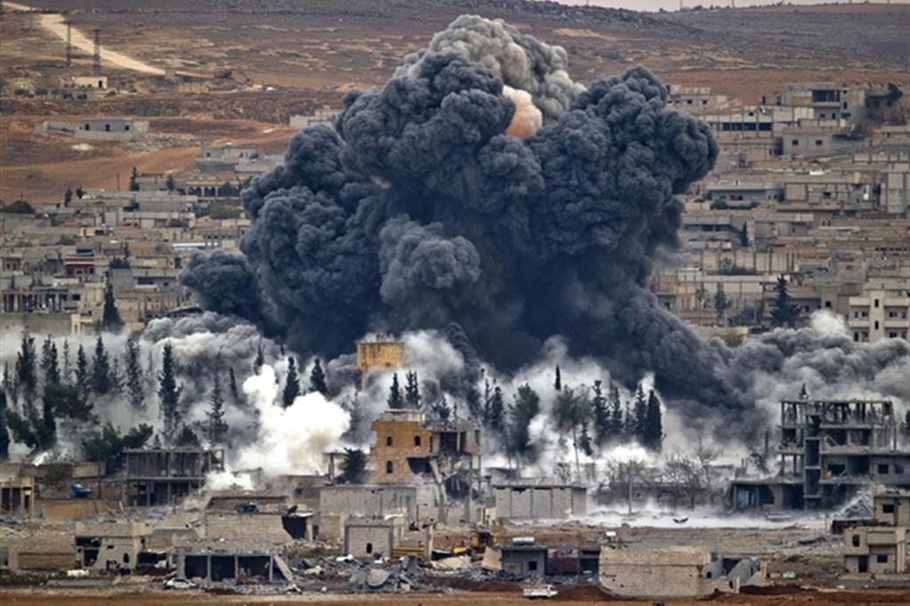 Siria, bombardamenti della coalizione Usa in una foto d'archivio (Ansa)