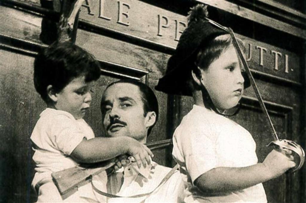 Il regista Steno sul set di "Un giorno in pretura" con i figli Enrico e Carlo Vanzina