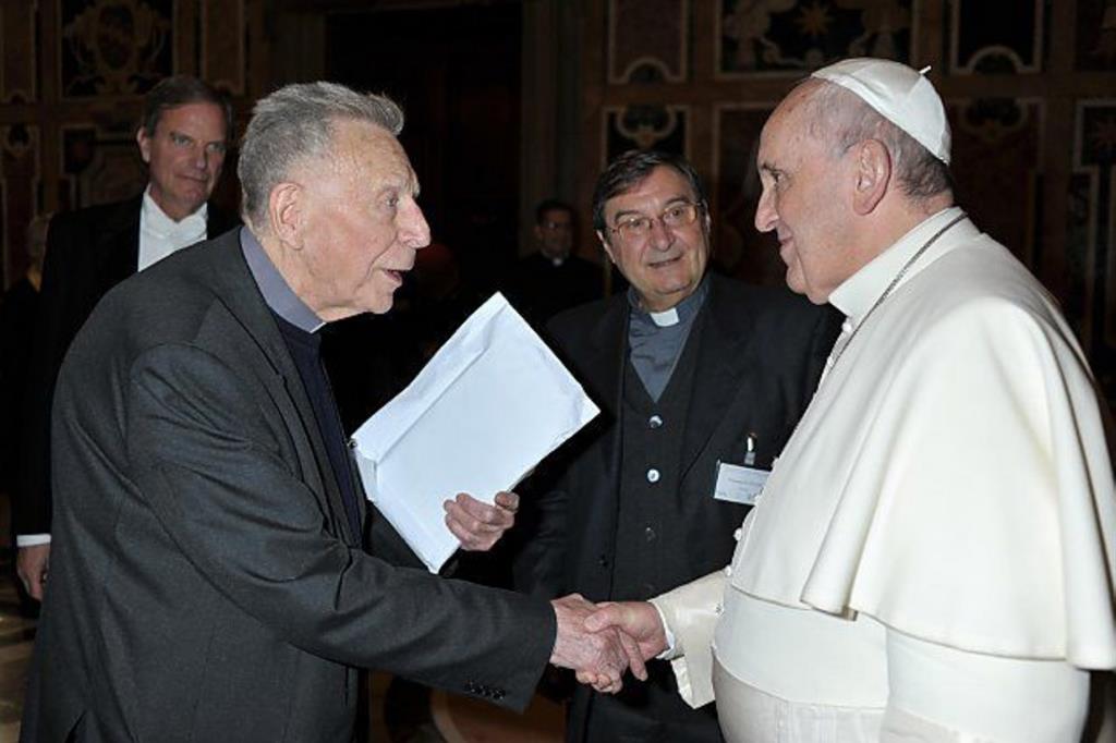 Padre Maurice Borrmans stringe la mano a papa Francesco