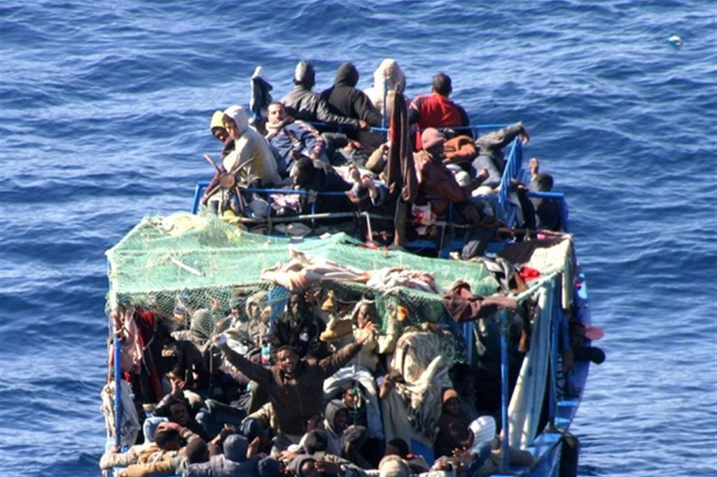 Migranti in mare (Ansa)