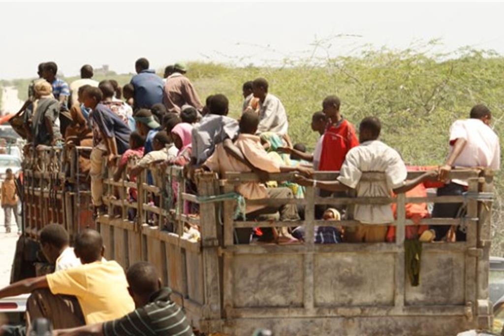 Un gruppo di ragazzini viene trasferito in un campo di addestramento (foto tratta dal sito allAfrica.com)