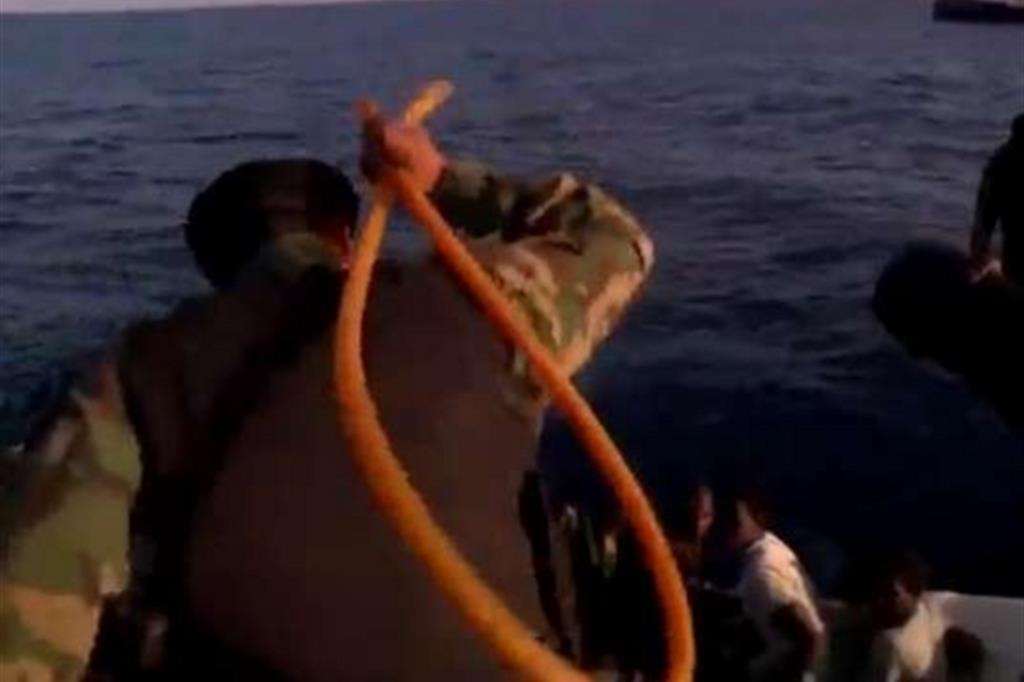 Un frame del video Libya's migrant hell, miliziani della Guardia costiera libica che picchiano violentemente i migranti su un gommone