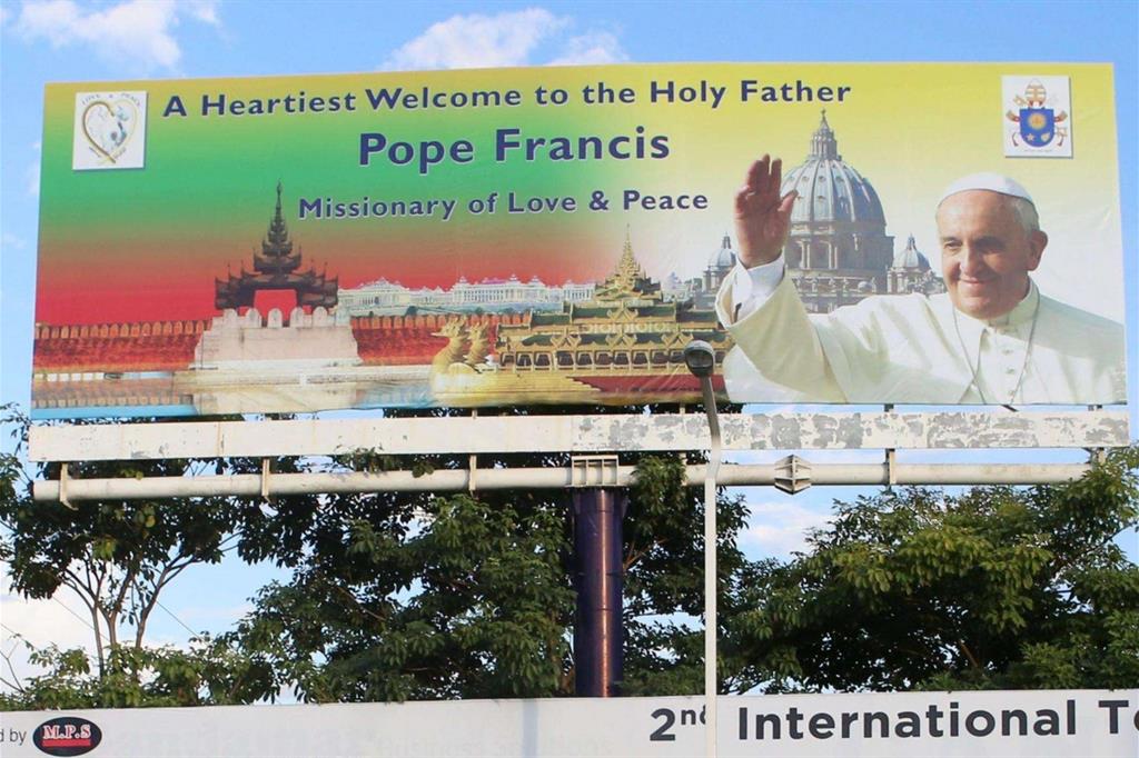Un cartellone di saluto al Papa in Myanmar (Ansa)