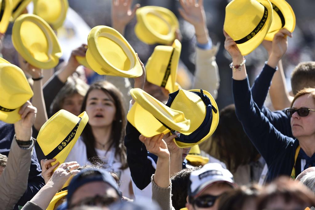 Cappelli gialli, a ricordare il giallo e bianco della bandiera vaticana, per un gruppi di membri Ac in piazza San Pietro (Siciliani)