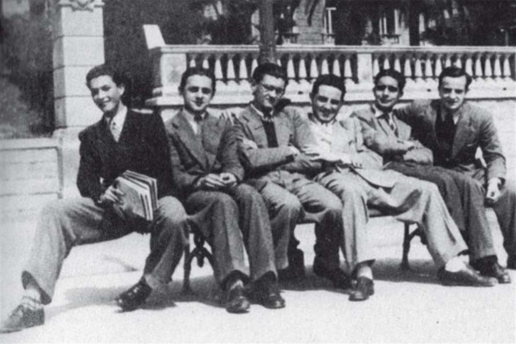 Italo Calvino (penultimo a destra) con alcuni amici liceali a Sanremo; il primo a sinistra è Eugenio Scalfari.