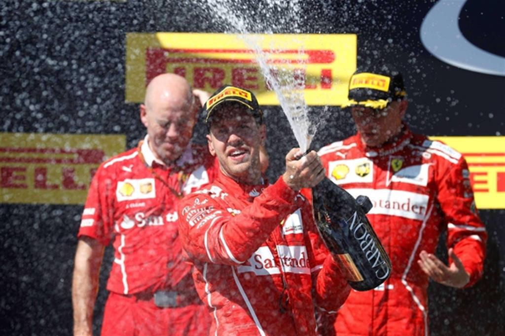 Sebastian Vettel festeggia la vittoria al Gran Premio d'Ungheria