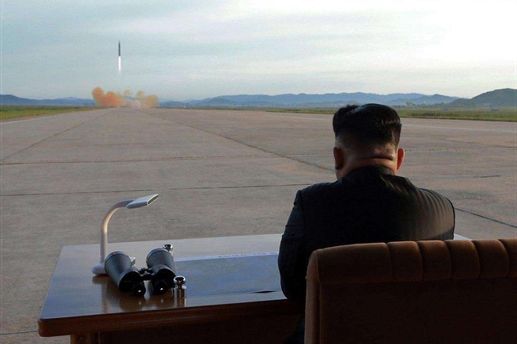 Kim Jong-un assiste al lancio del nuovo missile intercontinentale (Ansa)