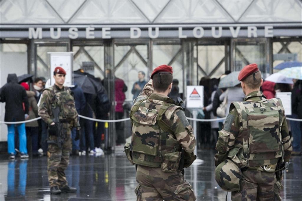 Pattuglia di militari presidia l'ingresso del museo parigino assaltato la scorsa settimana (Ansa/Ap)