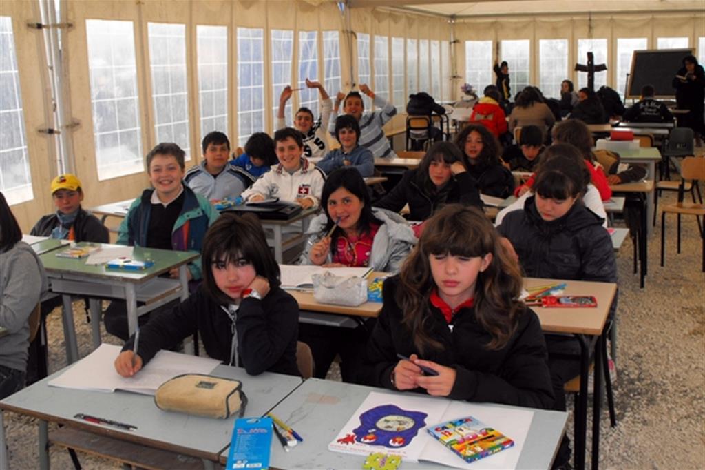 Si va a scuola sotto tende e in container nei paesi colpiti dal terremoto (Ansa)