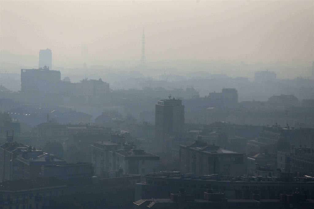 Una fotografia scattata a Milano la mattina di domenica 15 ottobre. La cappa di inquinamento sulla città è impressionante