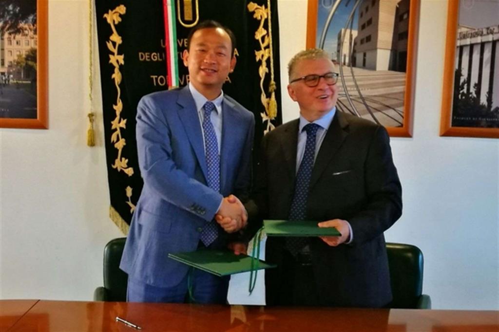 Nella foto Hu Kun, presidente di Zte Europe e ad di Zte Italia, e il rettore dell'Ateneo di "Tor Vergata", Giuseppe Novelli