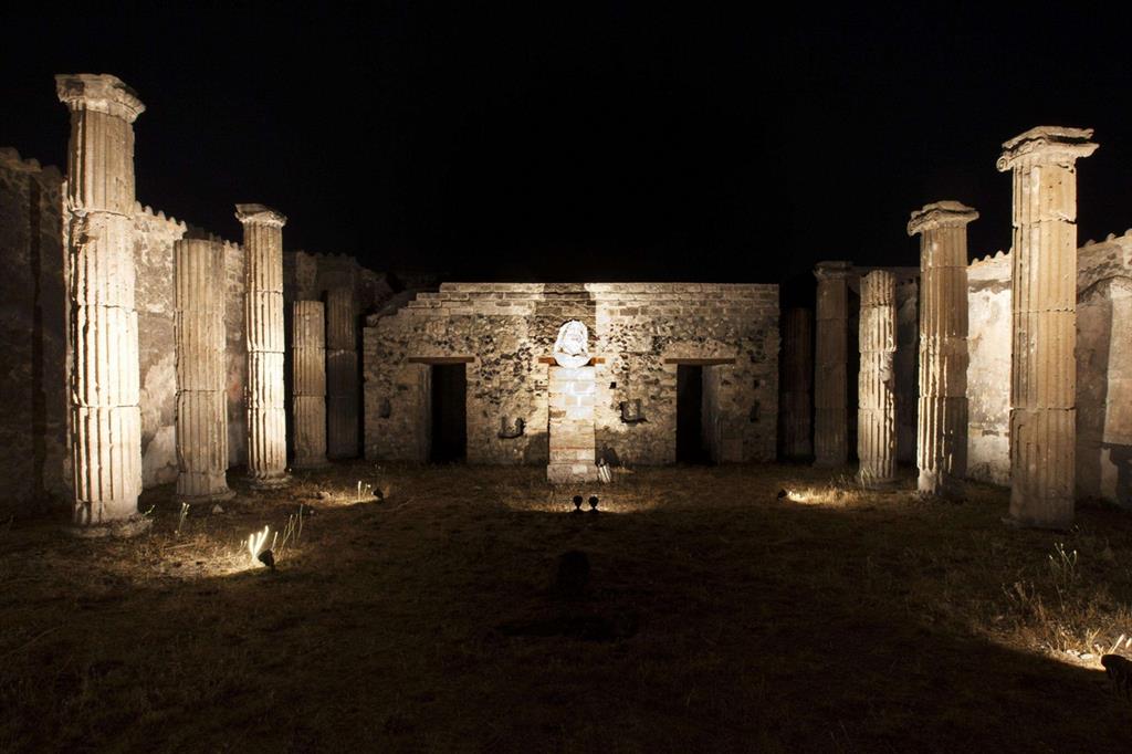 Suoni, luci, voci narranti e proiezioni in 3D: la magia della nuova Pompei notturna apre le porte ai visitatori che anche di notte potranno visitare gli scavi. - 
