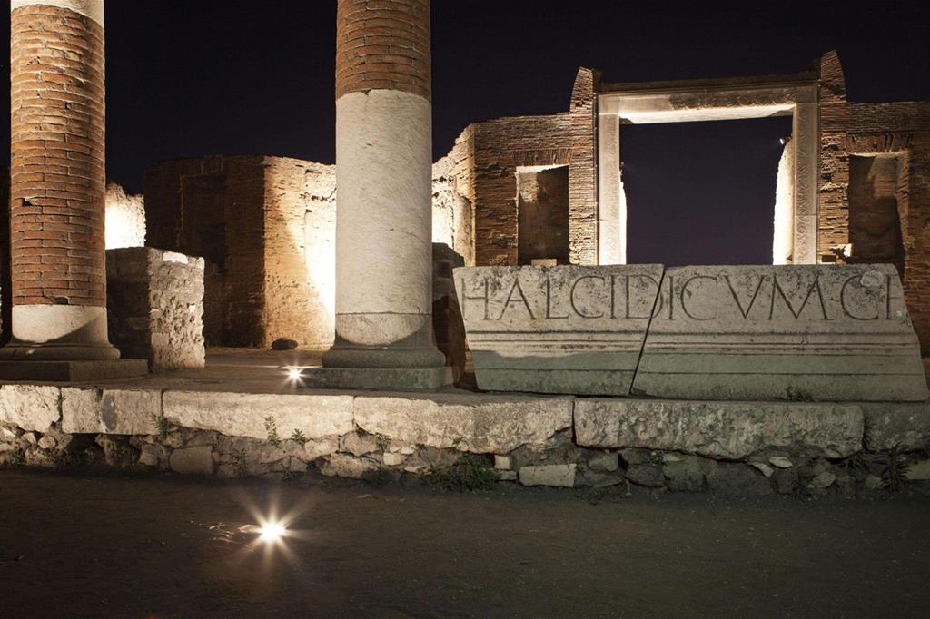 Il nuovo impianto di illuminazione curato da Enel traccia i nuovi percorsi all'interno degli scavi, facendo rinascere la storia dell'antica città romana dalle ceneri del Vesuvio. - 