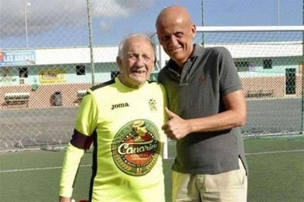 L'Ultima partita di calcio. Il portiere Tano Zunino, 82 anni, con l'ex arbitro Pierluigi Collina