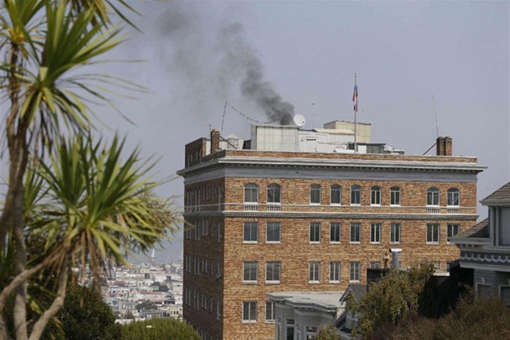 Il fumo si alza dal camino del consolato russo a San Francisco (Ansa)