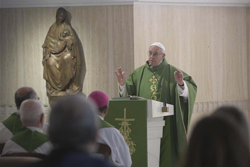 Papa Francesco: dobbiamo avvicinarci a chi soffre, per restituire dignità