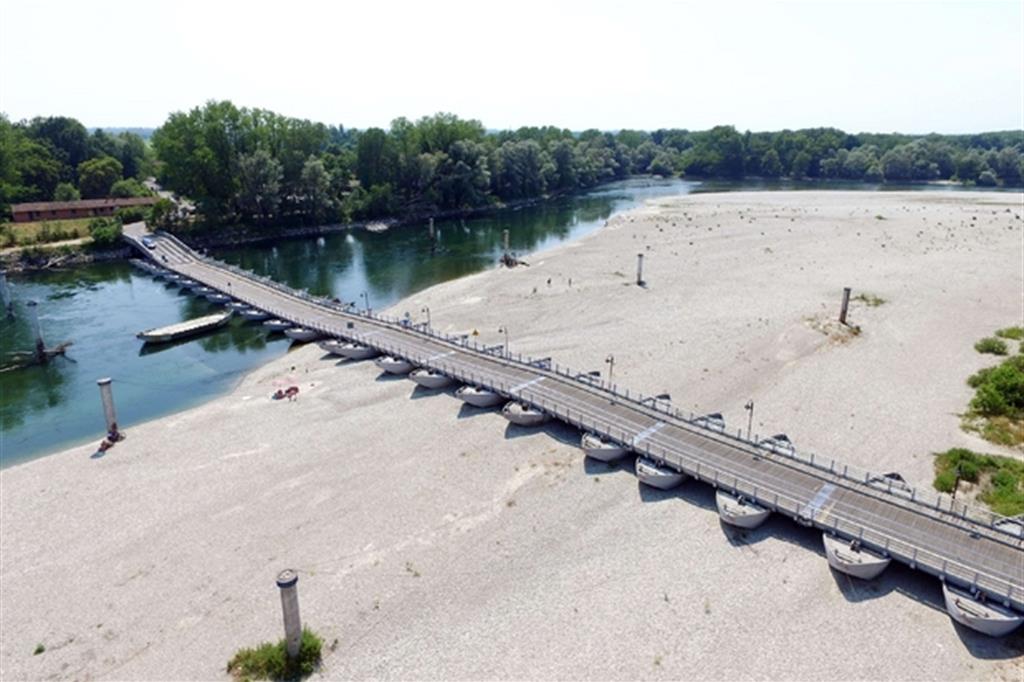 Il ponte delle barche in località Bereguardo, tra Milano e Pavia. Lo scatto dall'alto è impressionante e mostra un fiume più che dimezzato. - 