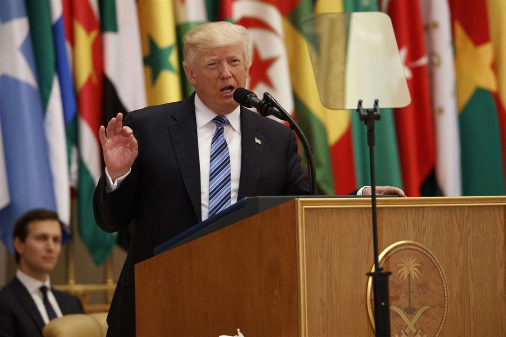 Il presidente Usa Donald Trump durante il suo discorso a Riad (Ansa)