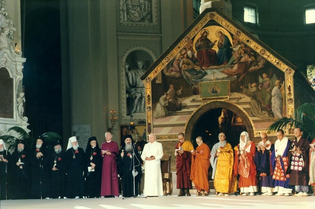 Assisi 1986. Giovanni Paolo II con i rappresentati delle chiese cristiane e delle altre religioni