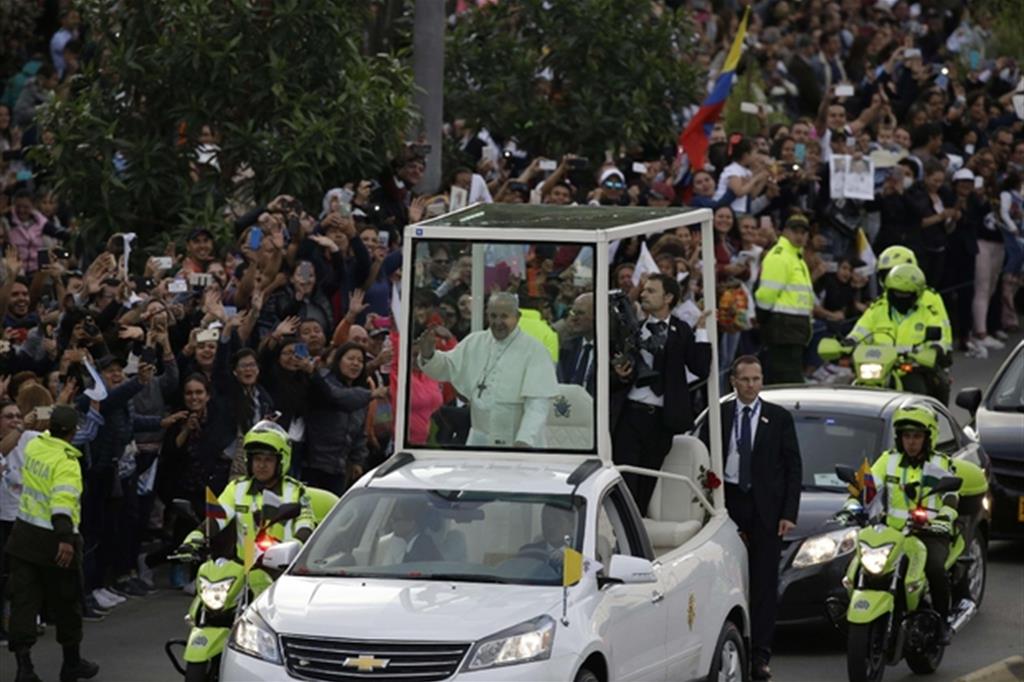 Il Papa in Colombia, accolto da Emmanuel «il figlio della guerra»
