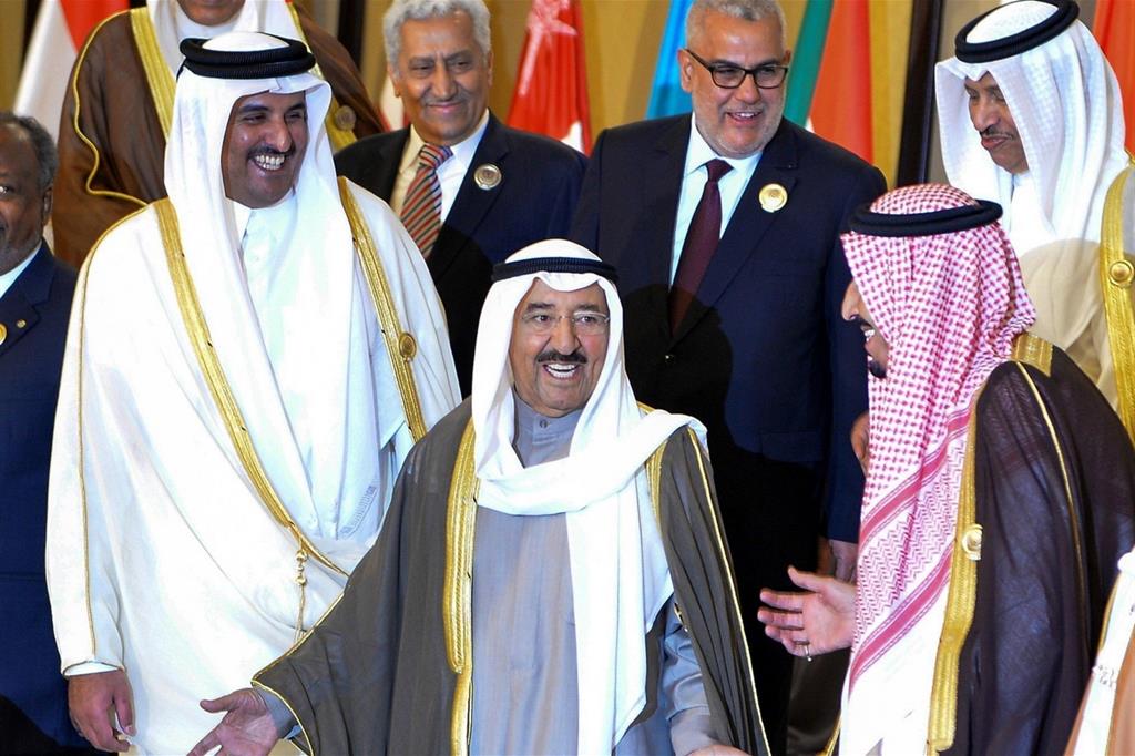 L'emiro del Qatar al-Thani (a sinistra) con il leader del Kuwait al-Sabah (al centro) e il principe saudita (a destra), Epa